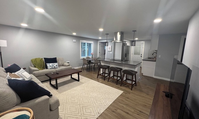 Highline House | Comfort & Convenience! 2BR Near SEA Airport & Downtown Seattle