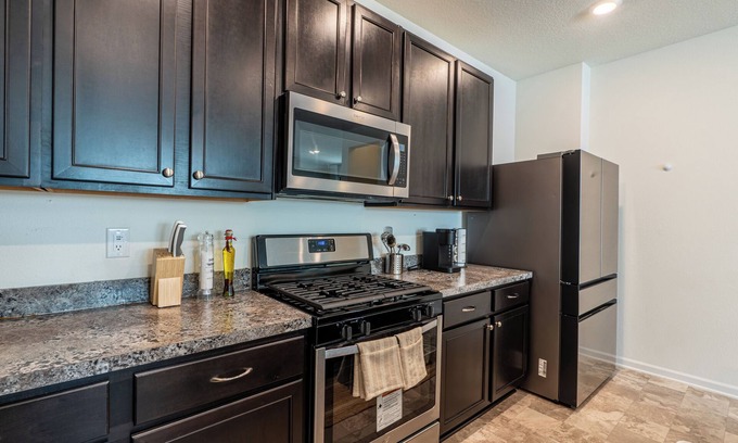 St. Johns House | Comfort Family Home - Tesla Charger, 4 BR, BBQ and Spacious Patio