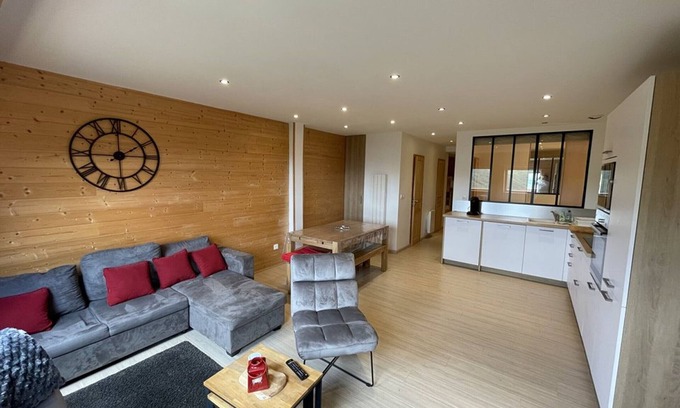 Saint-Jacques-des-Blats Apartment | Comfortable T3 apartment with 2 bedrooms, parking, near slopes