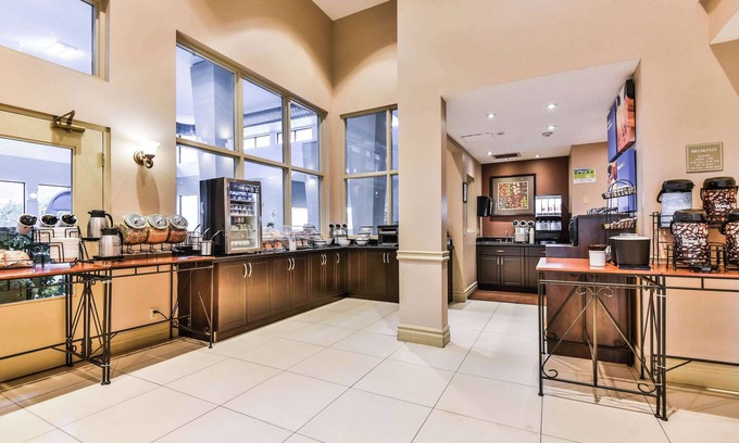 Windsor Hotel | Comfort Inn & Suites Ambassador Bridge