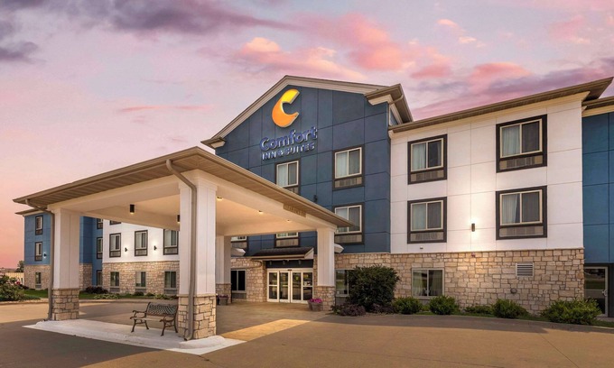 Grinnell Hotel | Comfort Inn & Suites Grinnell near I-80