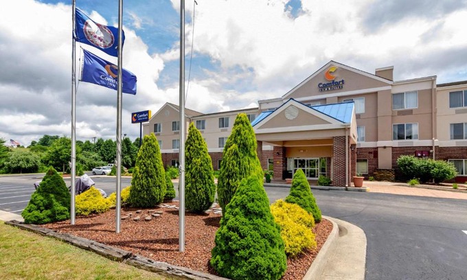 Hillsville Hotel | Comfort Inn & Suites Hillsville I-77
