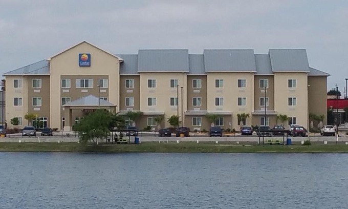 Eagle Pass Hotel | Comfort Inn & Suites Lakeside