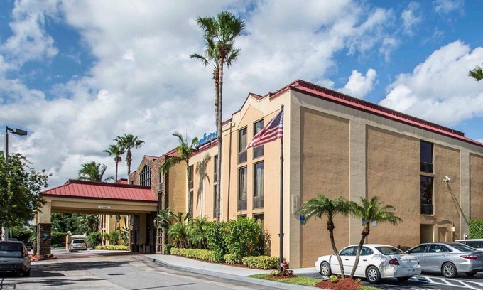 Lantana Hotel | Comfort Inn & Suites Lantana - West Palm Beach South
