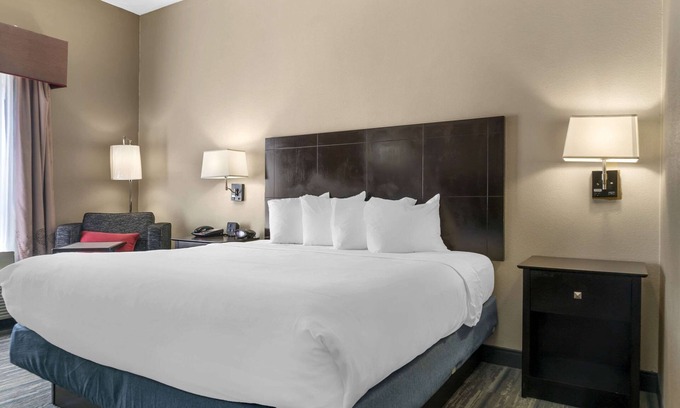 Bedford Hotel | Comfort Inn & Suites Toledo North
