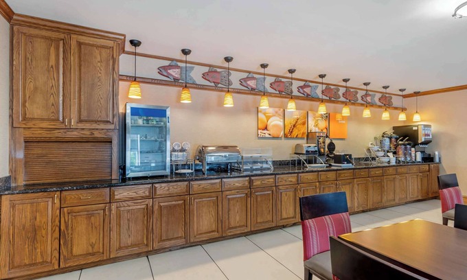 Dover Hotel | Comfort Inn & Suites