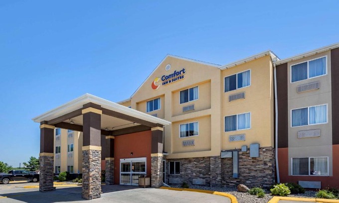 Waterloo Hotel | Comfort Inn & Suites Waterloo - Cedar Falls