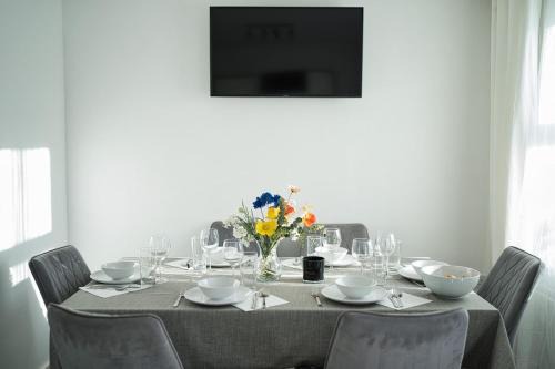 Market Harborough Apartment | Comfort Lettings - 4 bedroom, 8 Beds & 2 Free Parking, Garden, Family Friendly