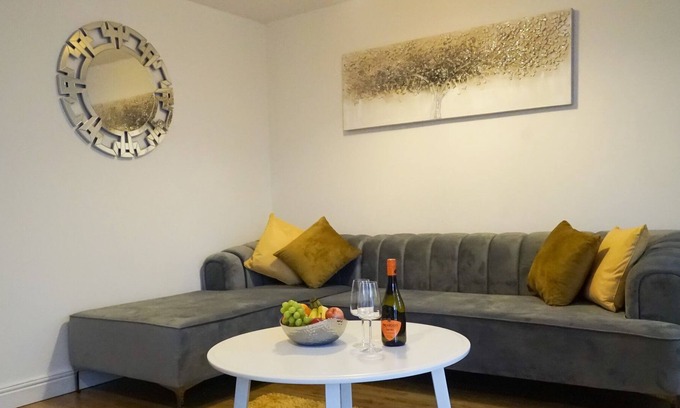 Solihull House | Comfort Lodge - Home Near BHX/NEC/HS2/ResortWorld