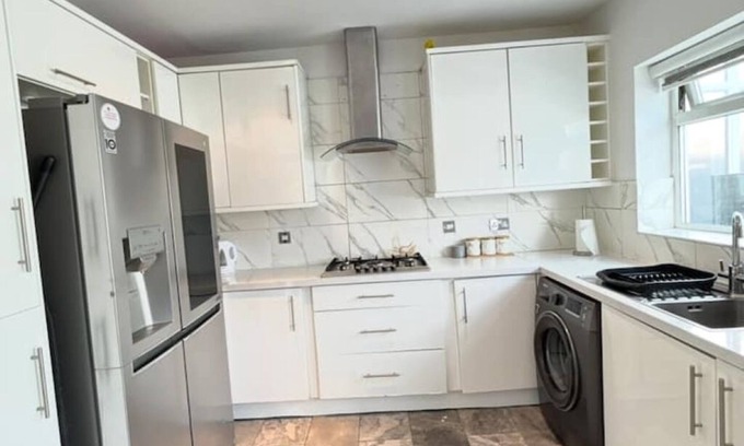 Heath Apartment | Comfort Meets Convenience: Spacious 3-Bed Apartment Steps from Shops & Transport