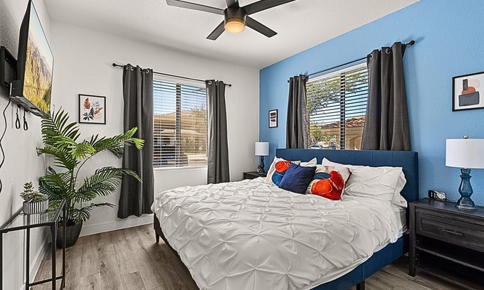 Tempe Condo | Comfort Meets Convenience Pool Desk Washer/Dryer