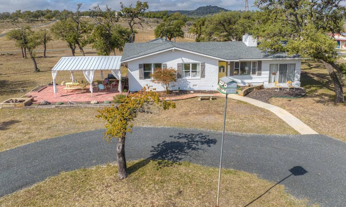 Comfort House | Comfort Ranch Near Wineries & River|Fire Pit