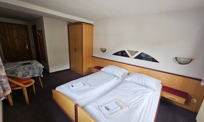 Goeriach Bed & Breakfast | Comfort Room Sunflower - Gasthof Lacknerhof