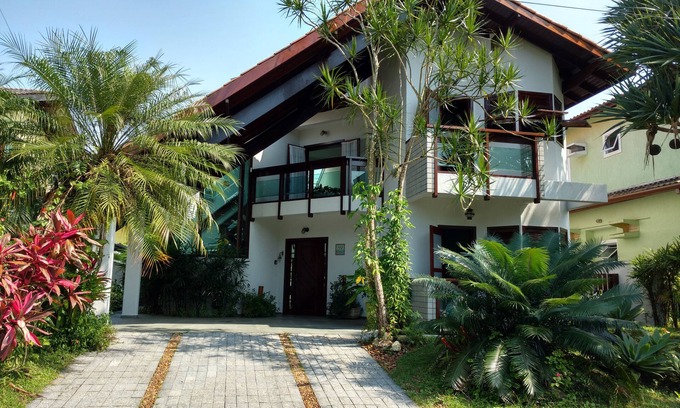 Vista Linda House | Comfort, security and lots of leisure! House w/pool - Cond. Hanga Roa - Bertioga