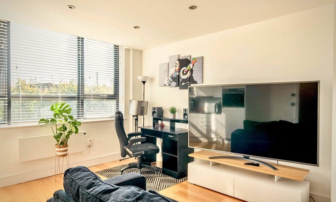 Haywards Heath Apartment | Comfort Stay by Gatwick, near station