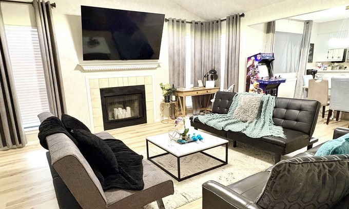 South Arlington House | Comfort stay near AT&T stadium-Six flags-free 5 mins walk to the stadium.