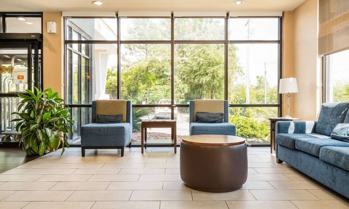 Dentsville Hotel | Comfort Suites Columbia Northeast - Fort Jackson
