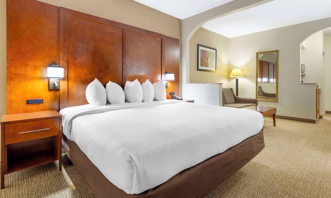 Salem Hotel | Comfort Suites Inn at Ridgewood Farm