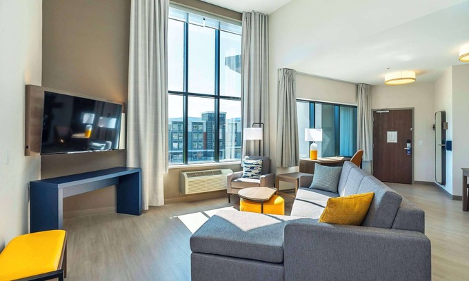 Rutland Hotel | Comfort Suites Kelowna