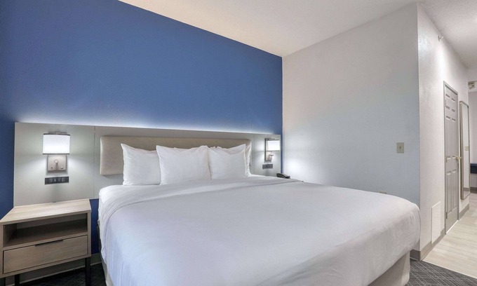 Oak Creek Hotel | Comfort Suites Milwaukee Airport