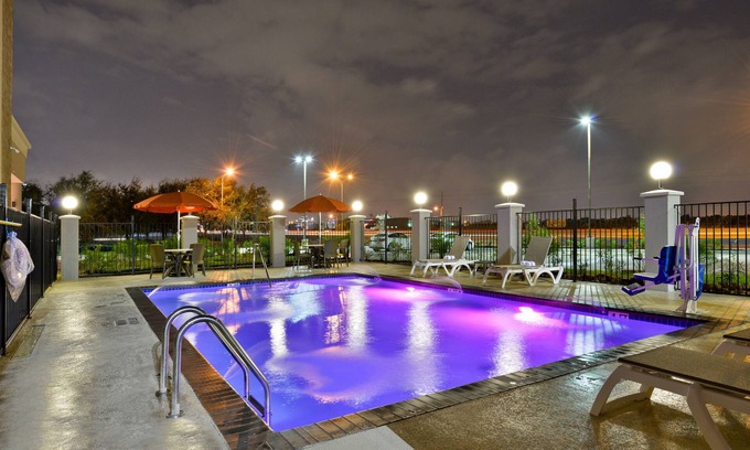 Chinatown Hotel | Comfort Suites near Westchase on Beltway 8