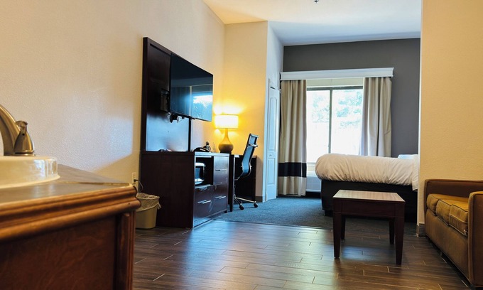 Plymouth Hotel | Comfort Suites Plymouth near US-30