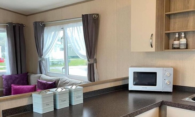 St Leonards-On-Sea Cabin | Comfortable 3-Bed Caravan - Combe Haven