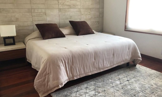 Ciudad Lopez Mateos House | Comfortable Bedroom 2, King size bed, closet, private bathroom and Smart TV 50"