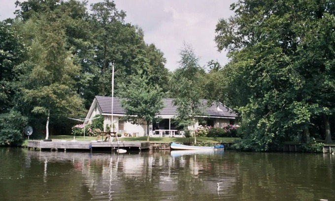 Midlaren House | Comfortabele Woning aan het Water met Hottub en Houtkachel
