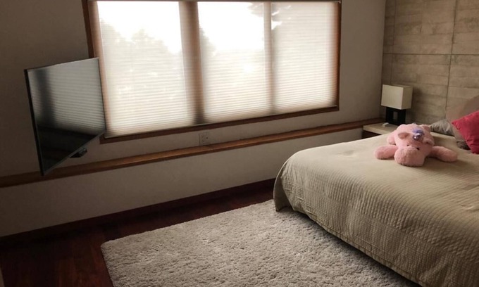 Ciudad Lopez Mateos House | Comfortable Bedroom 1, King size bed, private bathroom and Smart TV 50"