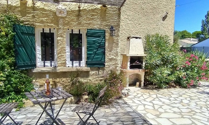 La Barben House | Comfortable 110m² air-conditioned gîte in the heart of Provence