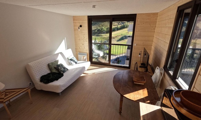 Gouaux-de-Larboust Apartment | Comfortable 1BR in Agudes with elevator and equipped kitchen