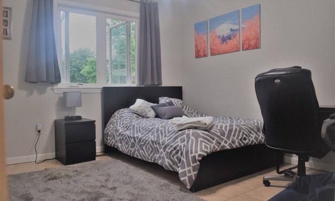 Redland House | Comfortable 2 bed apartment near metro , trails and golf course