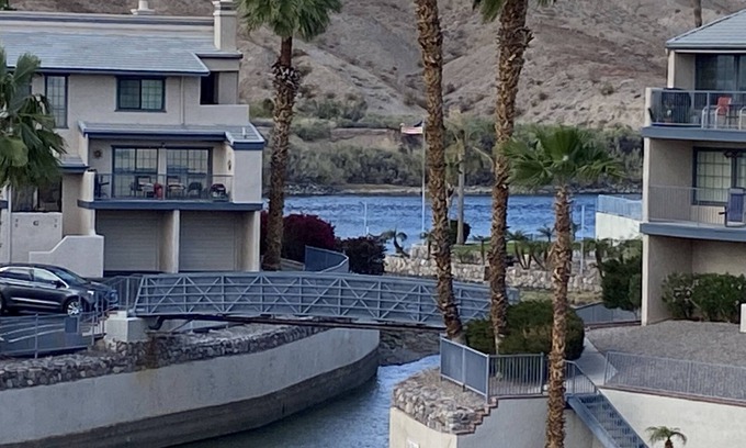Bullhead City Condo | Comfortable 2 Bed/2 Bath Condo on the River with Private Marina!