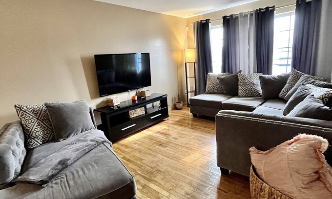 North Chicago House | Comfortable 2 bedroom house near Great Lakes Navy Base ideal for families
