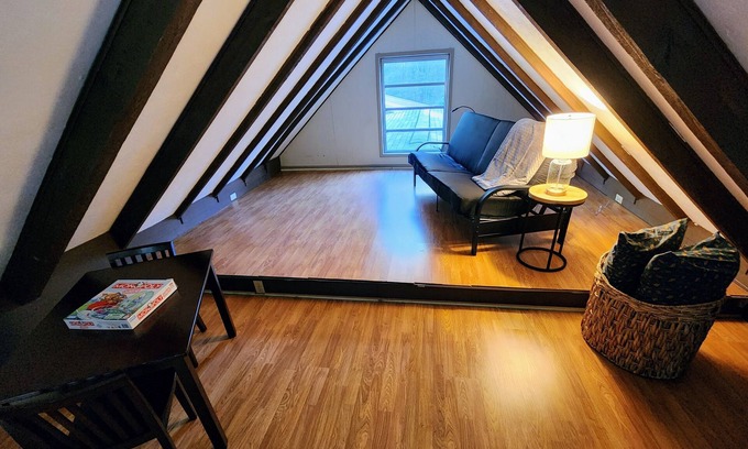 Pine Mountain Valley Cabin | Comfortable 2 Bedroom Cabin - 3 min to Roosevelt State Park. WIFI & Self Checkin