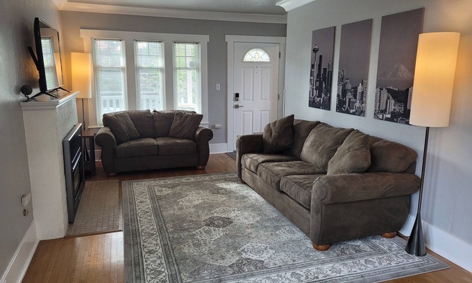 Phinney Ridge House | Comfortable 2-bedroom, 2 decks, walking neighborhood, & minutes to downtown.