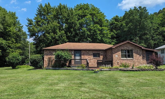 Hubbard House | Comfortable 2-bedroom house with AC in charming Hubbard. Full Kitchen, Laundry