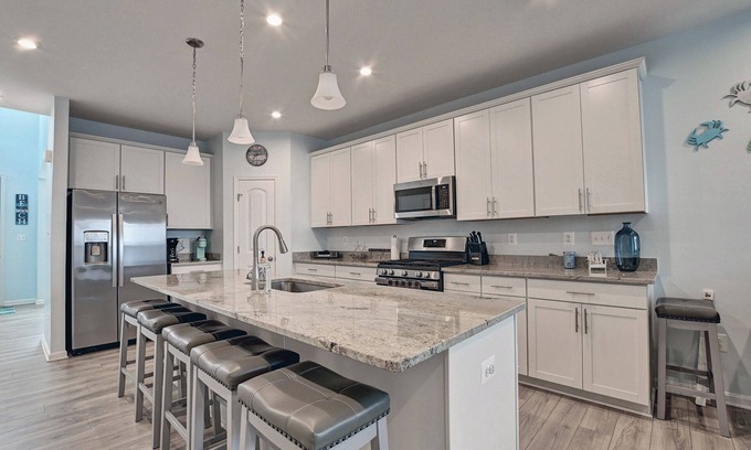 Frankford House | Comfortable 3 Bedroom 2.5 bath Townhouse in Ocean View Beach Club Community! Wifi Available, Pool, Fitness Center, Sauna, Weekend Beach Shuttle!