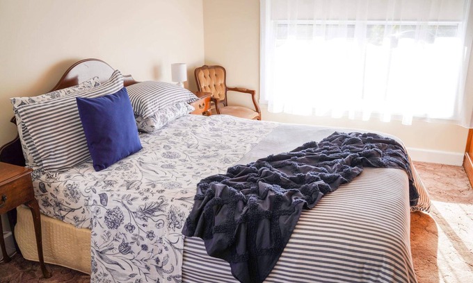 Casterton House | Comfortable 3 bedroom home > for work, rest or play!