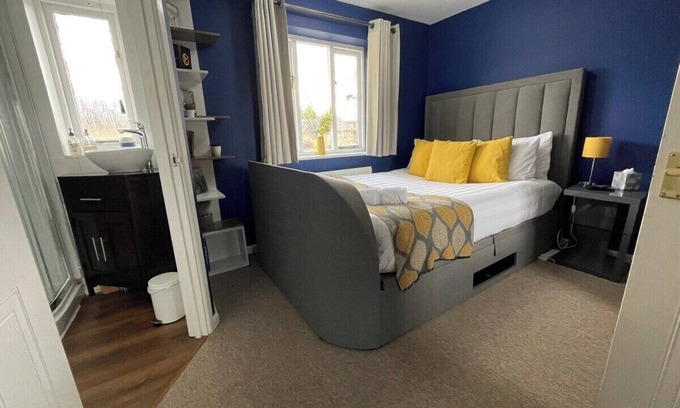 Oxford House | Comfortable 3 bedroom home with parking and garden