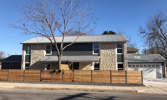 North Loop House | Comfortable 3 Bedroom Home - Walk to Restaurants & bars!