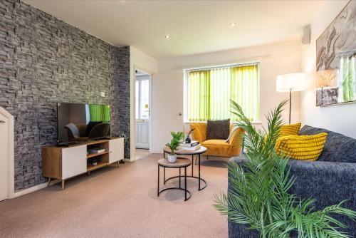 Bedford House | Comfortable 3-Bedroom House with Private Driveway in Bedford