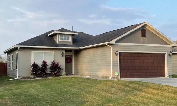 Santa Fe House | Comfortable 3 Bedroom Home with Garage