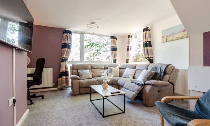 Manchester House | Comfortable 3-Storey House with Free Car Parking