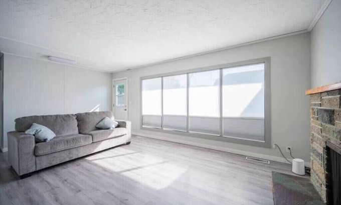 Winfield House | Comfortable 4 BD House with free parking-Unit A