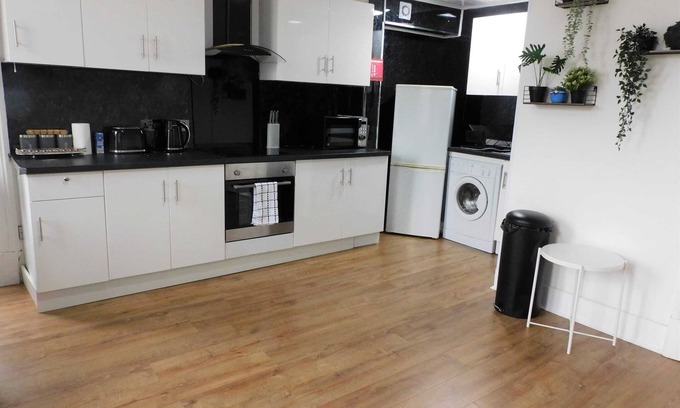 Paisley Apartment | Comfortable 4 bed Apt in Paisley Next to Station