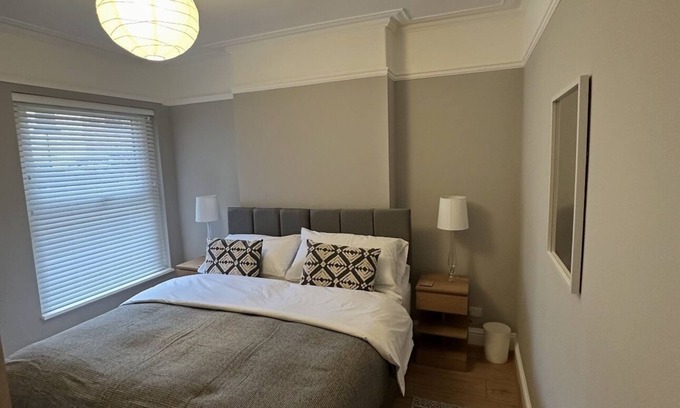 Birkenhead House | Comfortable 4 Bedroom Townhouse