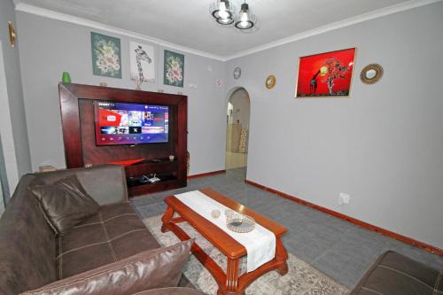 Germiston Apartment | Comfortable 4 Bedroom Flat in Germiston with WI-FI