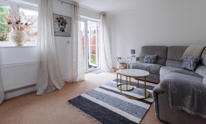 Aylesbury House | Comfortable 4-Bedroom Home in Aylesbury Ideal for Contractors Professionals or Larger Families